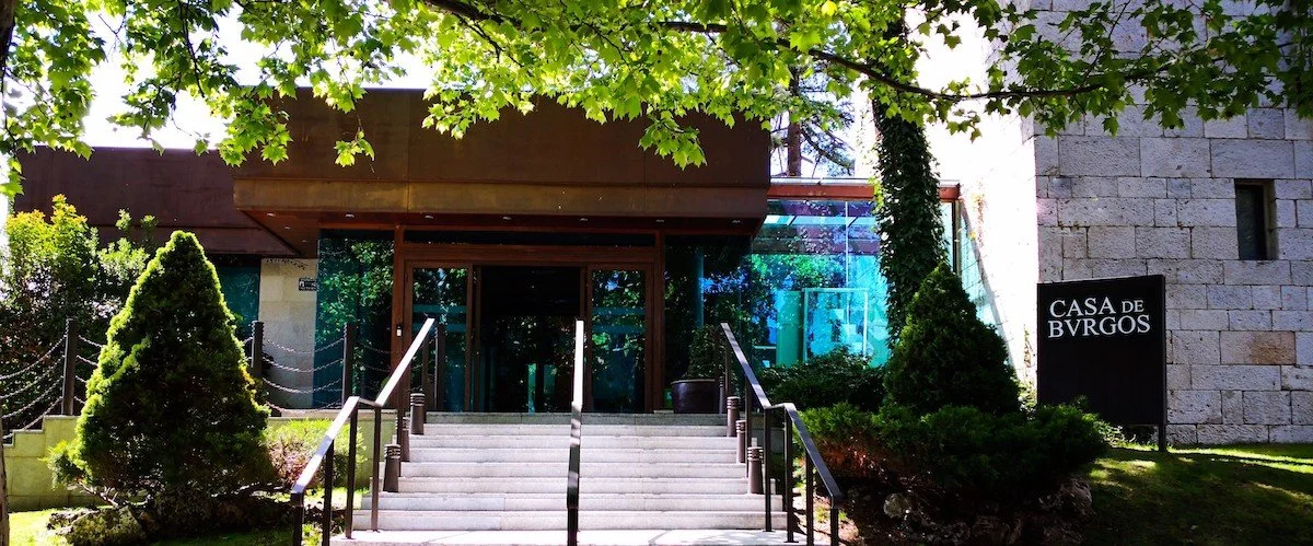 CASA DE BURGOS: EXTERIORES DE ENSUEÑO E INTERIORES HISTÓRICOS