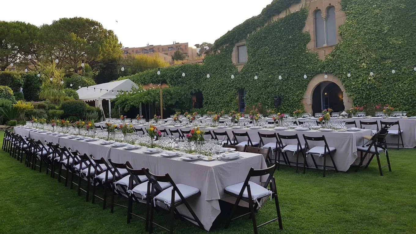 Jardín con mesa presidencial