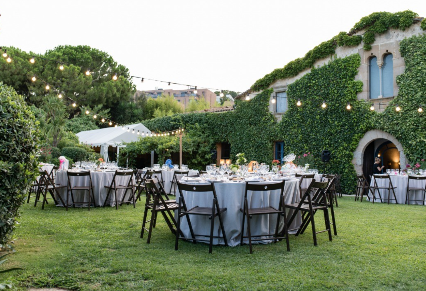 Jardín con banquete