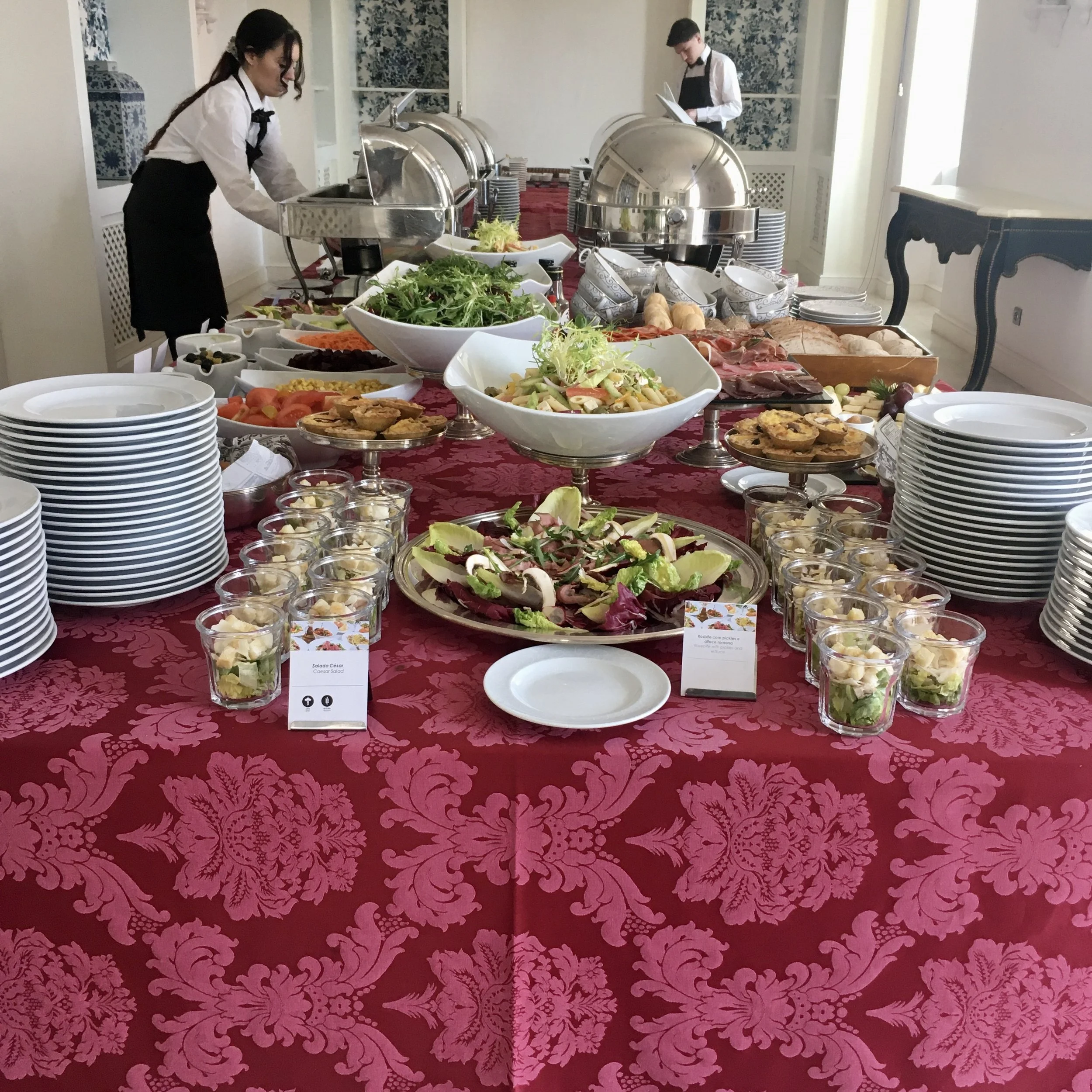Presentación final de alimentos etiquetados en el buffet de un evento