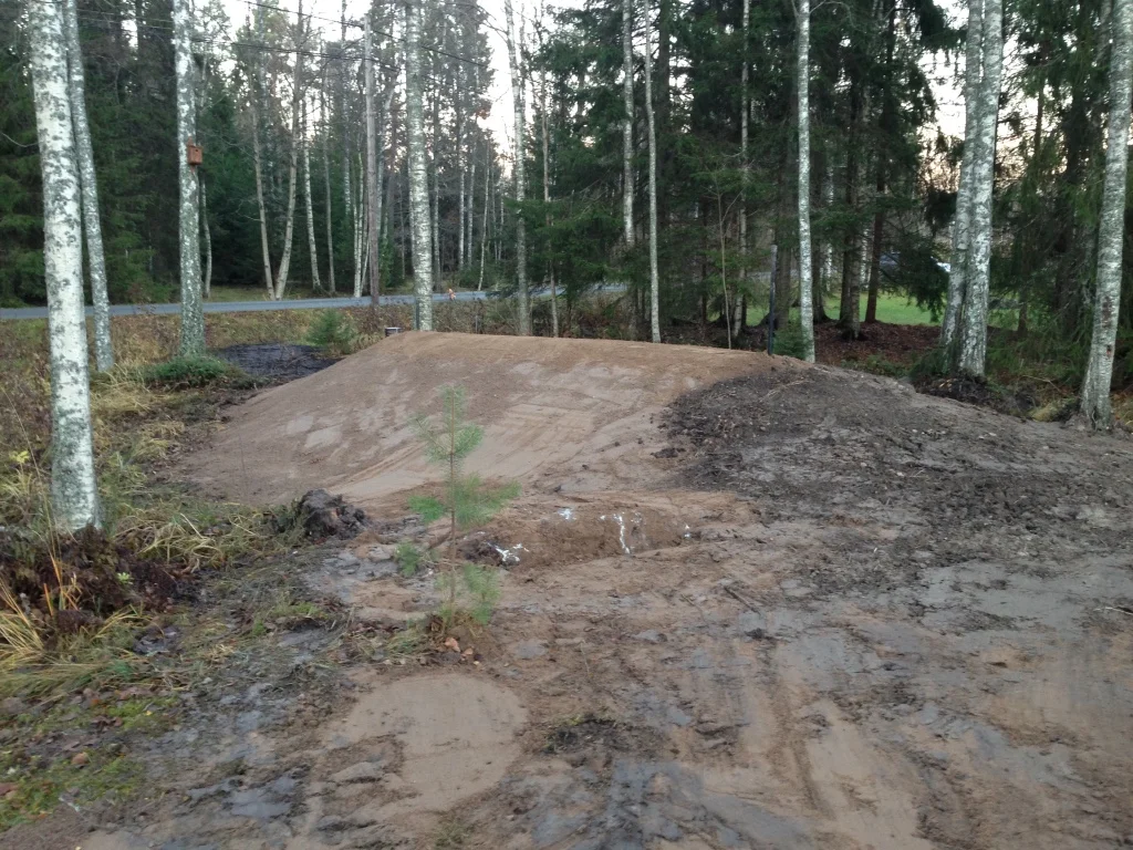 Återfyllnad med ca: 50cm mosand samt befintlig material.