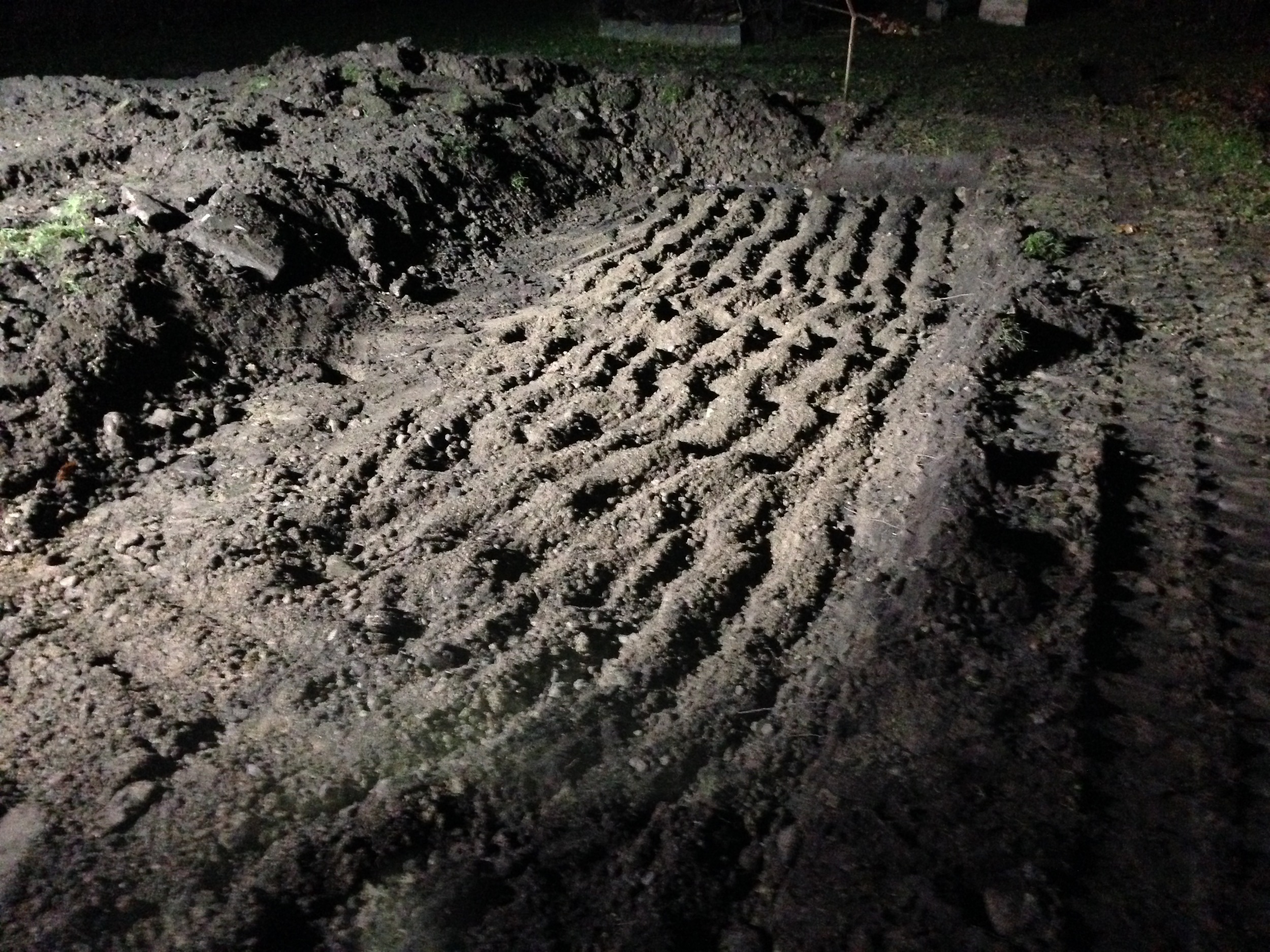 Schaktbotten för infiltration, ca: 35cm under befintlig marknivå. 8 x 2m = 16kvm.