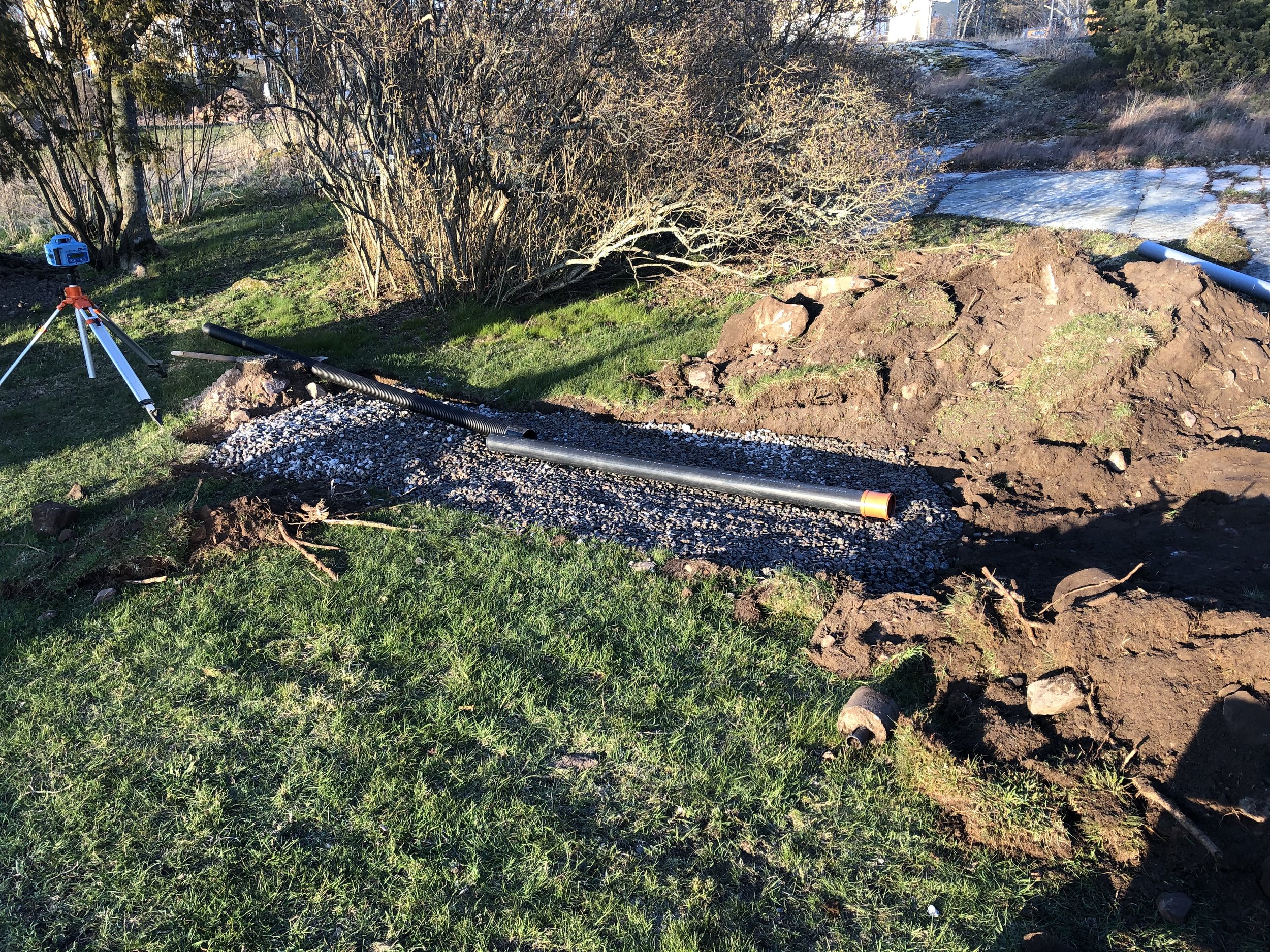 Efterpoleringsbädden består av 20cm Makadam 16-32. 