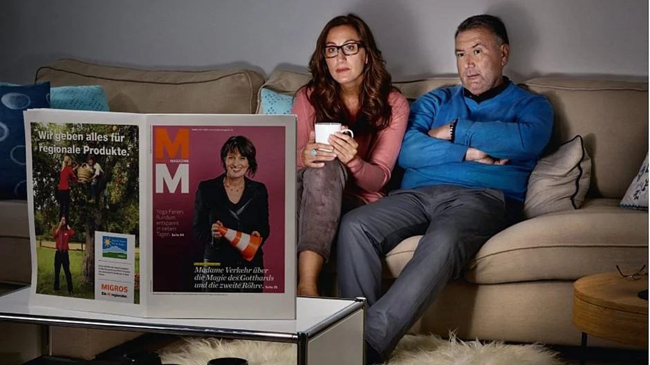 auf-dem-sofa-migros-magazin-schauen-3439.jpg