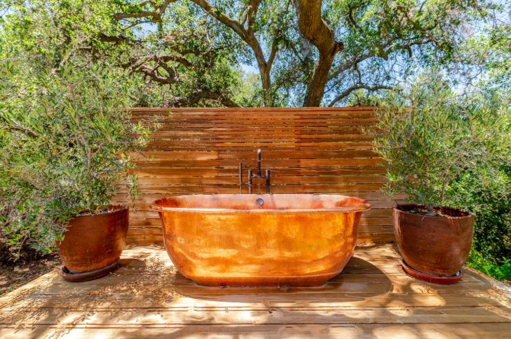 Outdoor copper tub.png