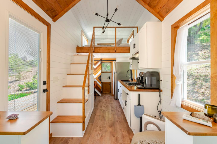 Tiny home - p queen + p bath.png