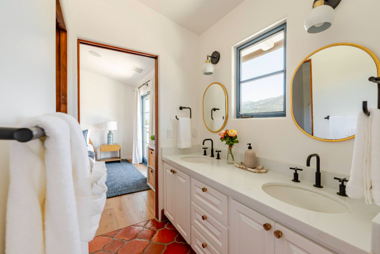 Bedroom 3 - p king bath.png