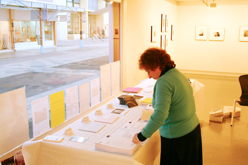Marie-Renée Demelas+ bei der Vorbereitung meiner Ausstellung in der Galerie d'Art Contemporain de Mourenx | 2006
