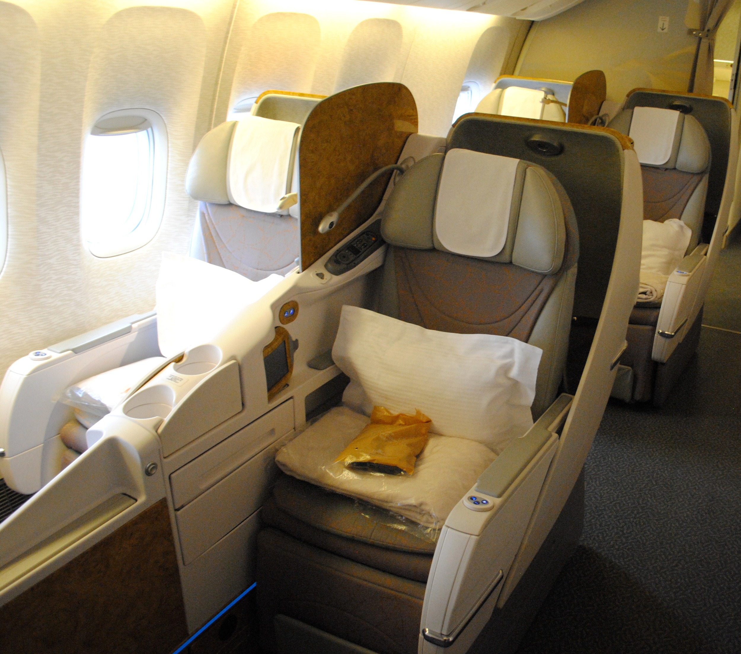 Boeing 777 Emirates Business Class Seats