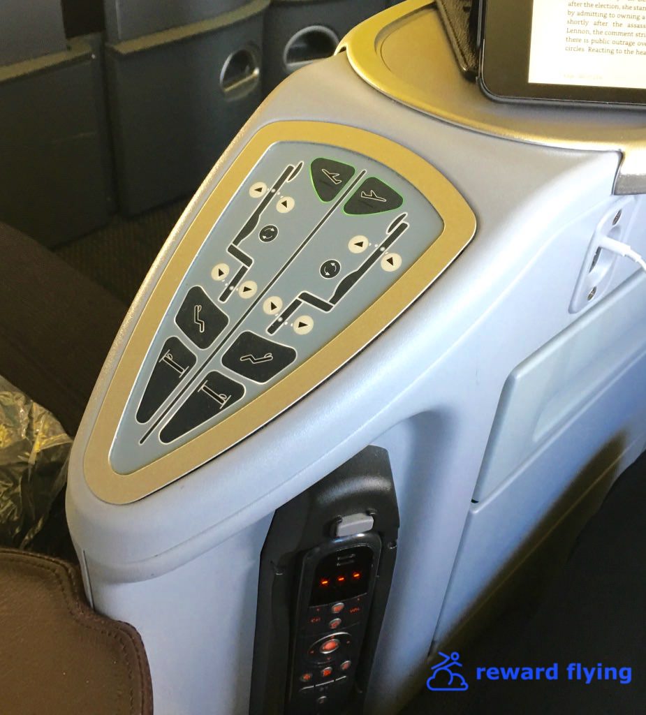 UA ORD-EWR Seat controls-1.jpg