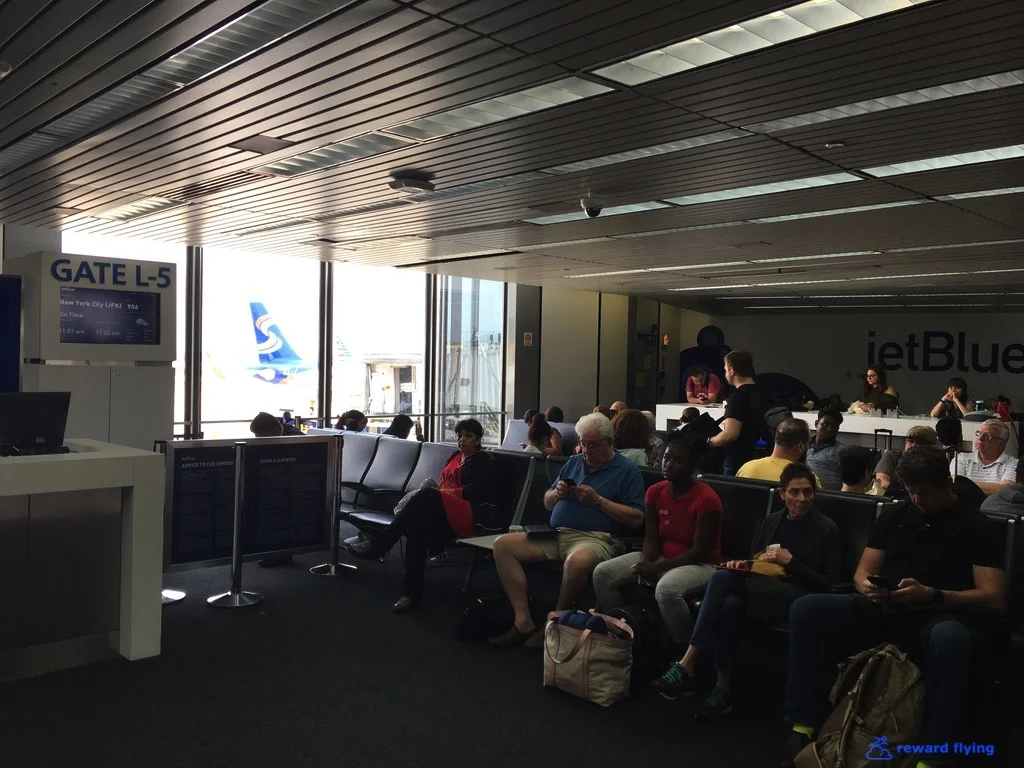 B6906 Boarding gate.jpg