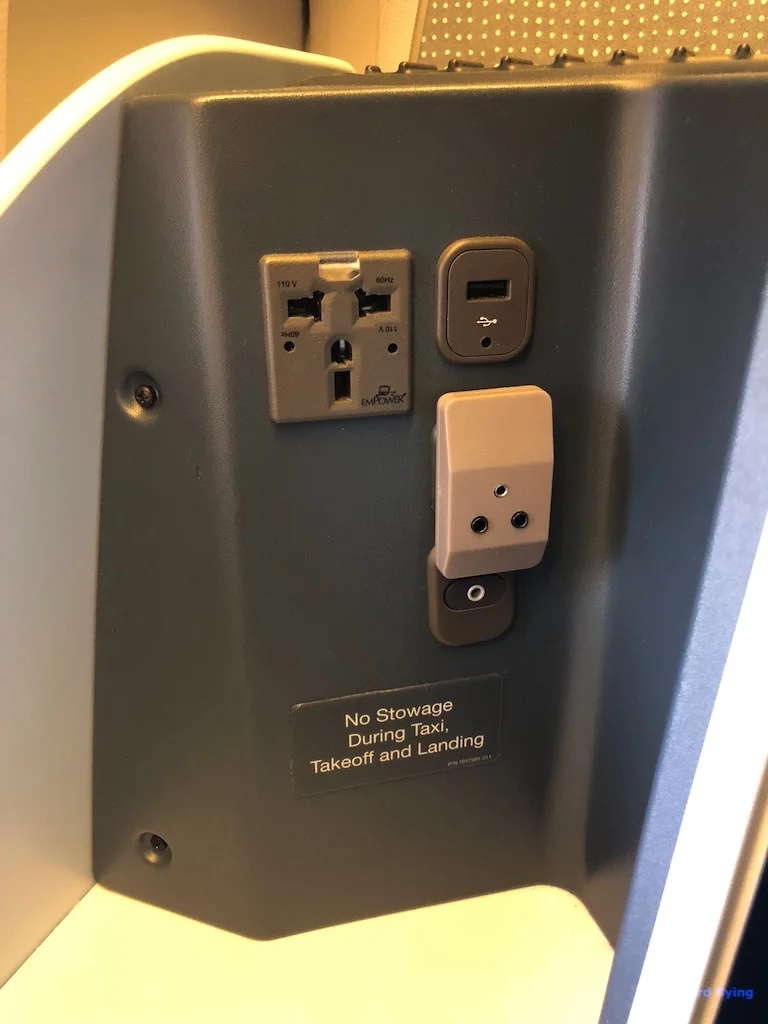 KLM835 Seat Power 2.jpg