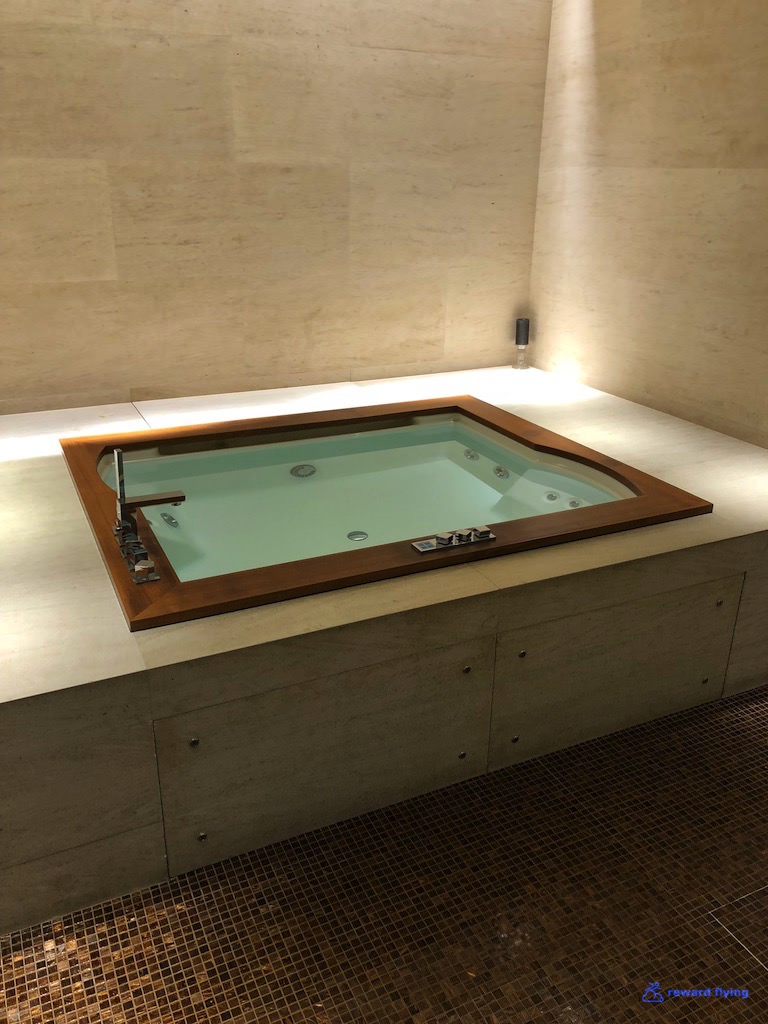 QR DOH FCL Spa Jacuzzi.jpg