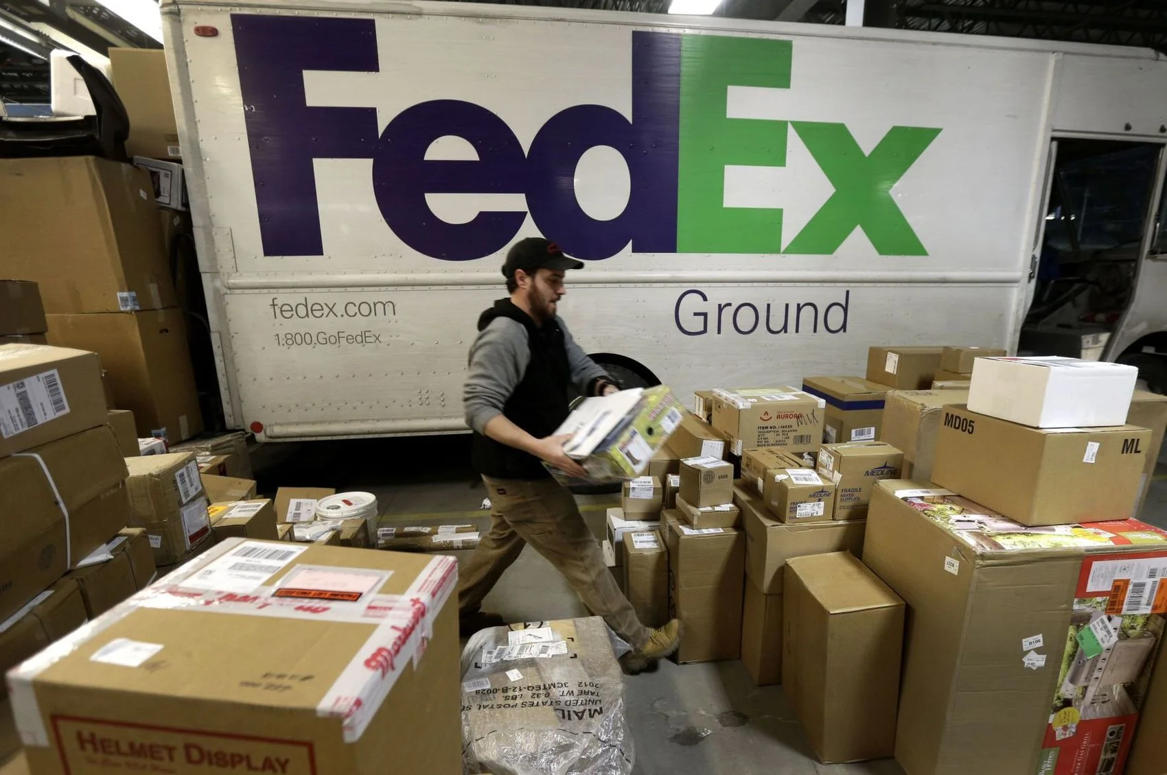 The online buying boom is helping deliver a new package-handling hub for FedEx Ground. The company said it has struck a deal to lease a 260,000-square-foot distribution center that's under construction on Palmetto Commerce Parkway, between Ladson and Ashley Phosphate roads in North Charleston(...) Click to read more Source: The Post and Courier