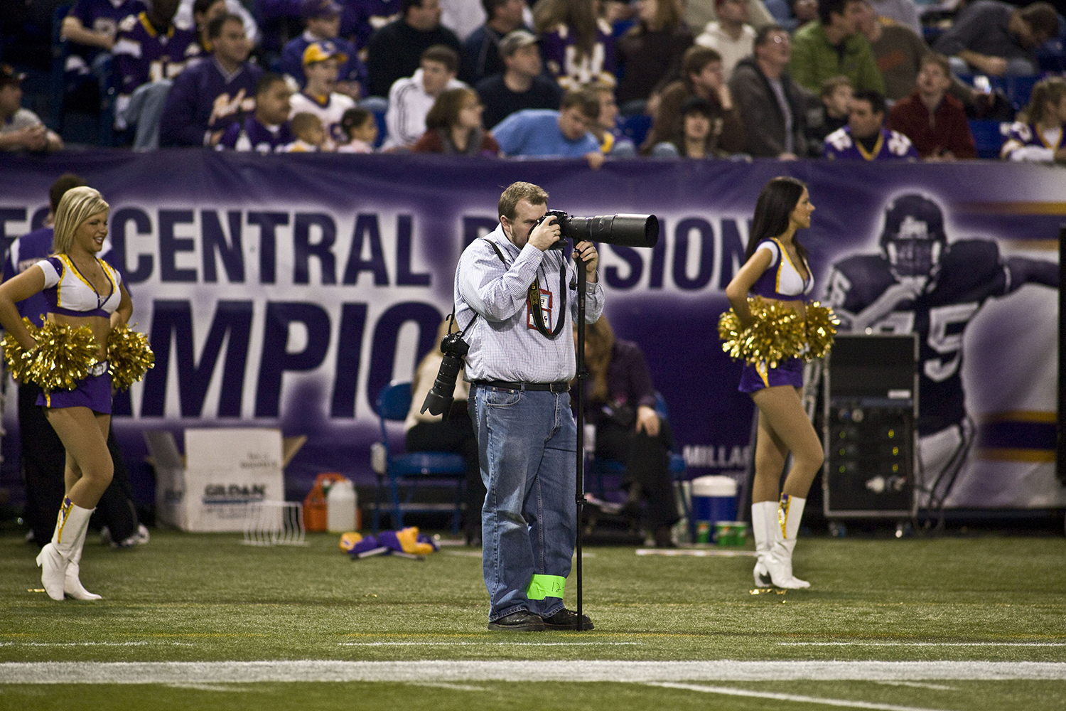 On the sidelines, photographing the Vikings vs. the St. Louis Rams Dec. 31, 2006, at Metrodome in Minneapolis. Photo courtesy of Robb Long Imaging.