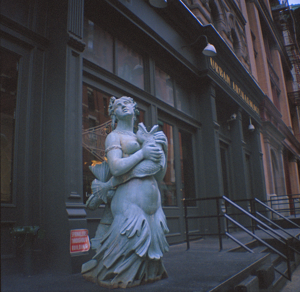 us_ny_mnhtn_green_statue_final.jpg