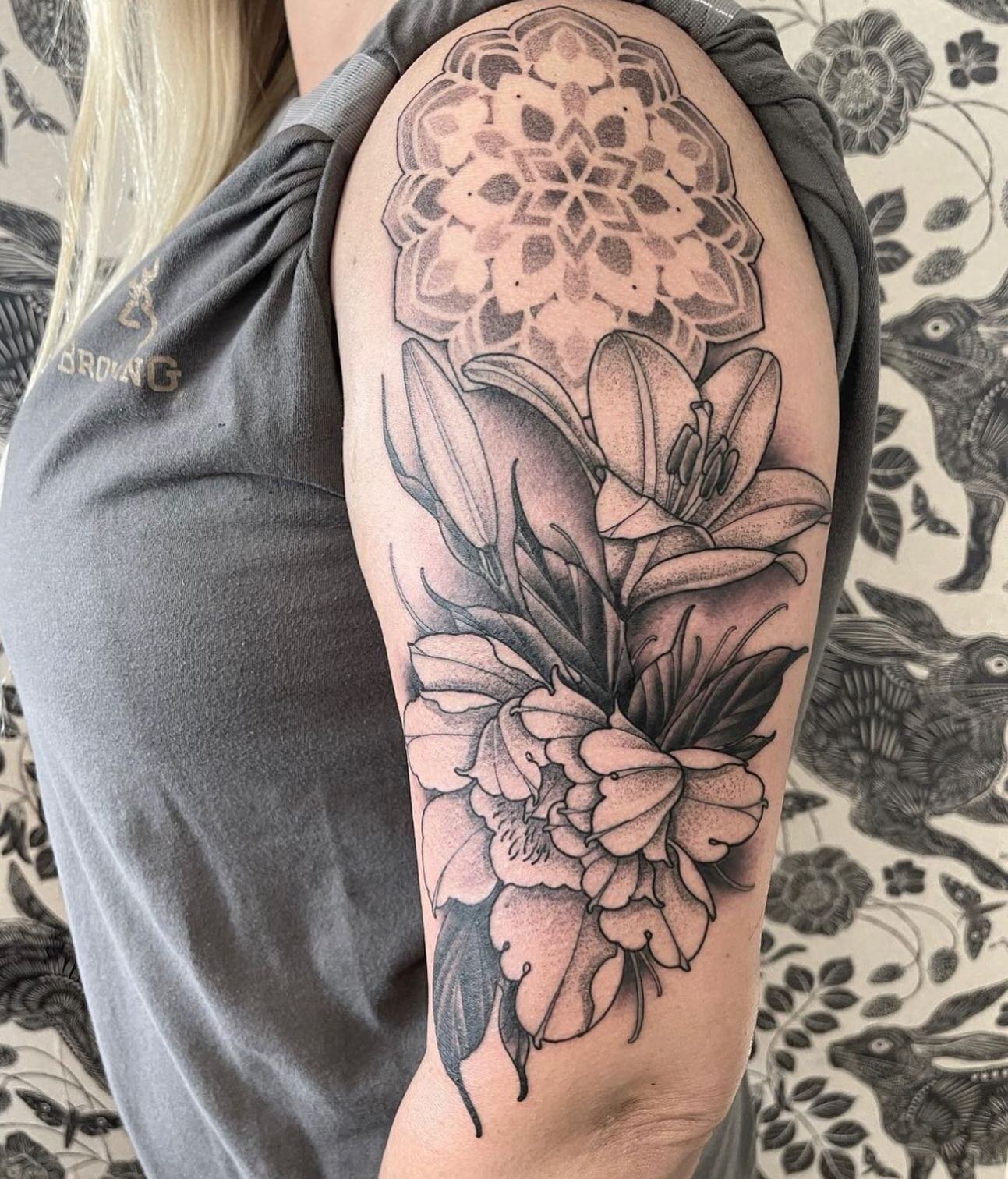 Flowers and mandalas done by @vinniepernice_tattoo