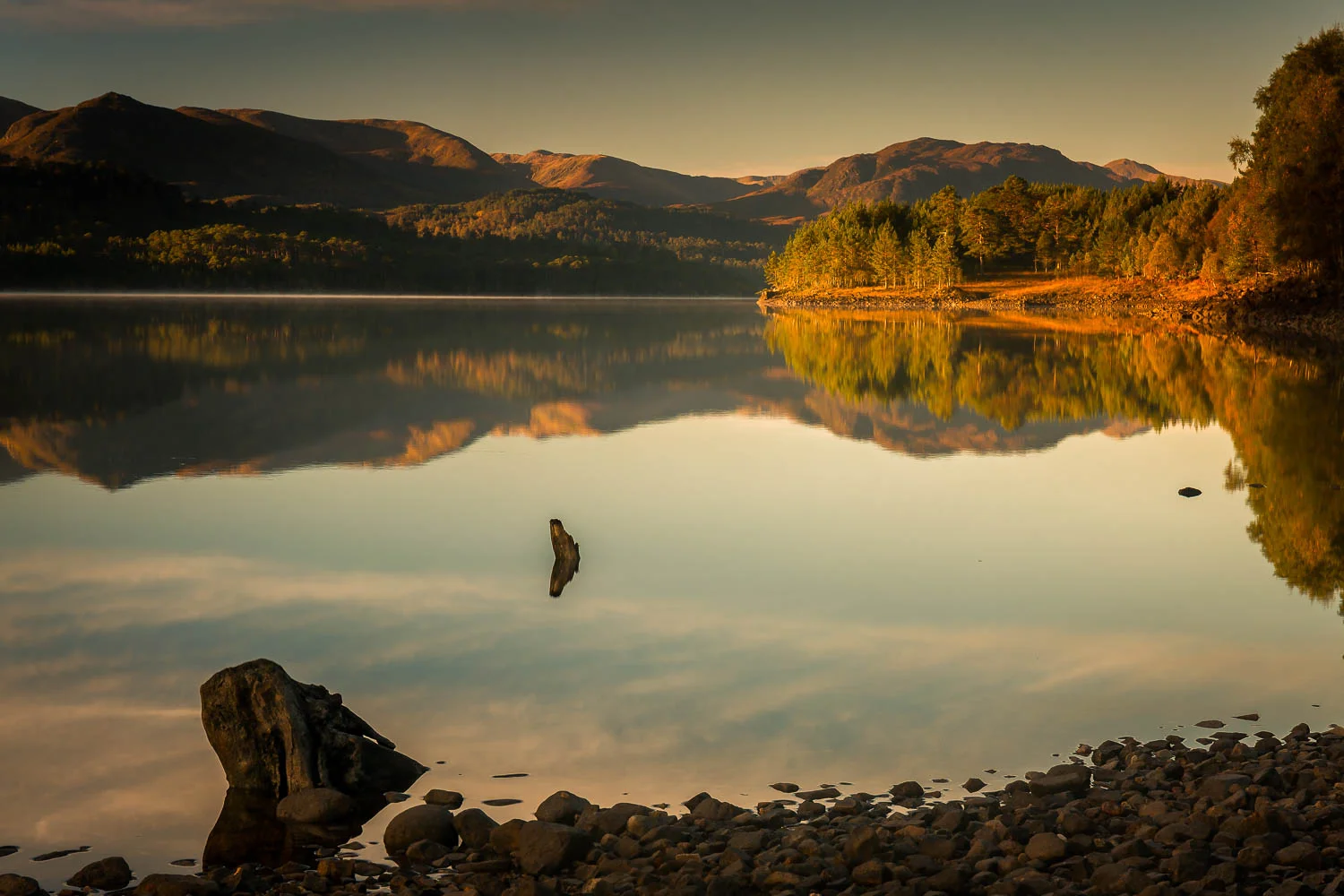 First light on the tree-lined shore of Loch Beinn A' Mheadhoin.