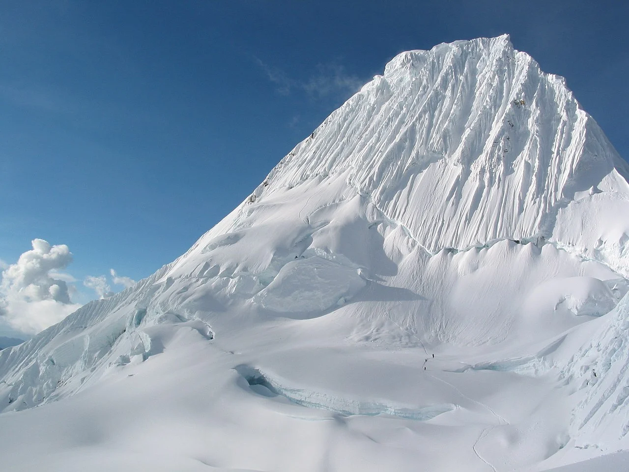 1280px-Alpamayo.jpg