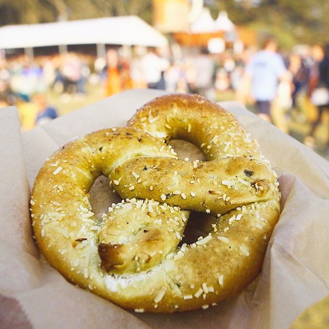 Jalape&ntilde;o Cheese Filled Pretzel for a light snack 😝
.
.
.
.
#tryitordiet #foodyfetish #churros #pretzels #tastemade #eventspecialists #frozenlemonade #LA #minutemaid #eventplanning #lovefoodextra #vendor #foodvendor #catering #insiderfood #los