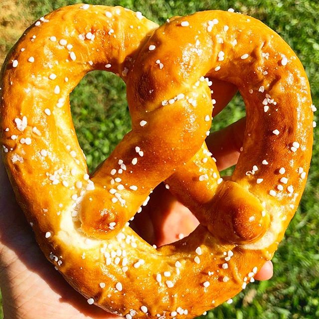 Happy Monday everyone ☺️ here&rsquo;s another picture of our perfectly salted pretzel 🤪
.
.
.
.
#tryitordiet #foodyfetish #churros #pretzels #tastemade #eventspecialists #frozenlemonade #LA #minutemaid #eventplanning #lovefoodextra #vendor #foodvend