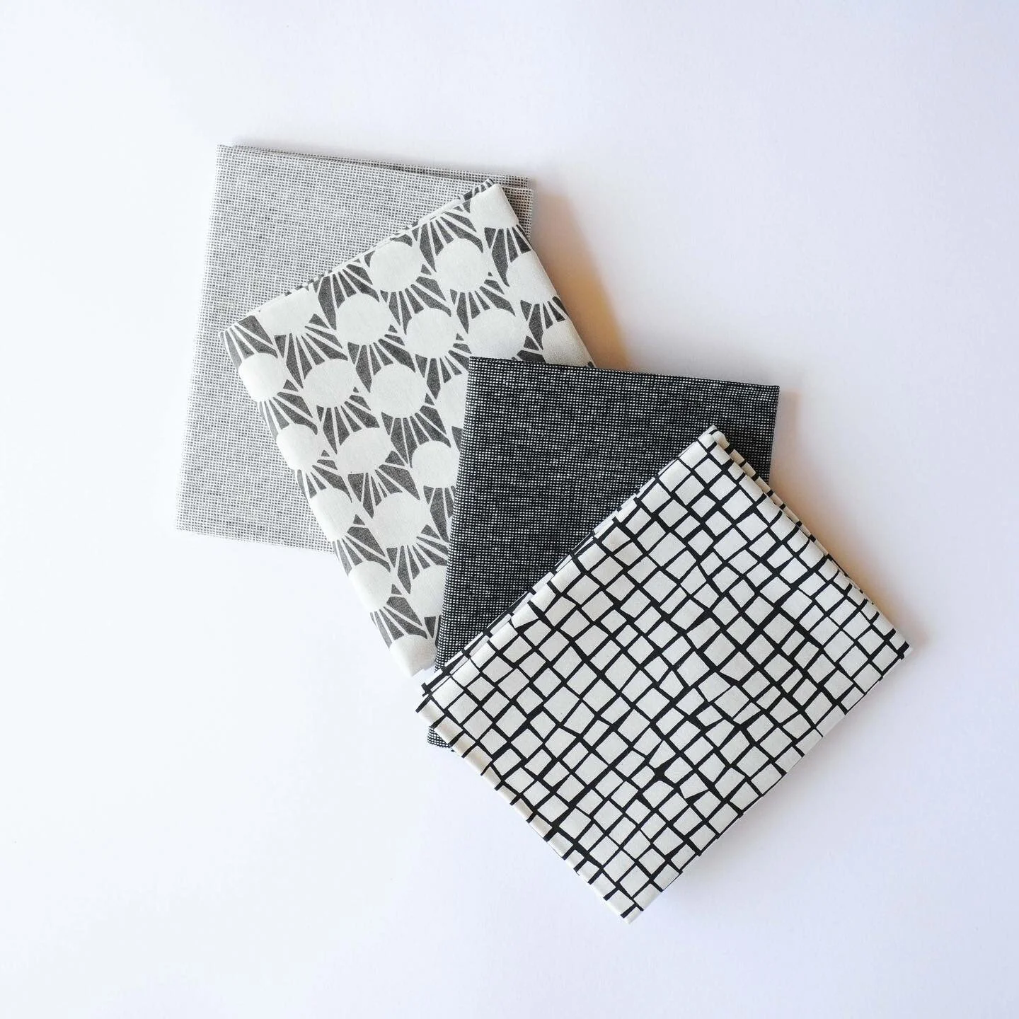 🤩 S A L E 🤩

Fat quarters are on sale now. 30-40% off including this lovely 4 pack. Link in bio.