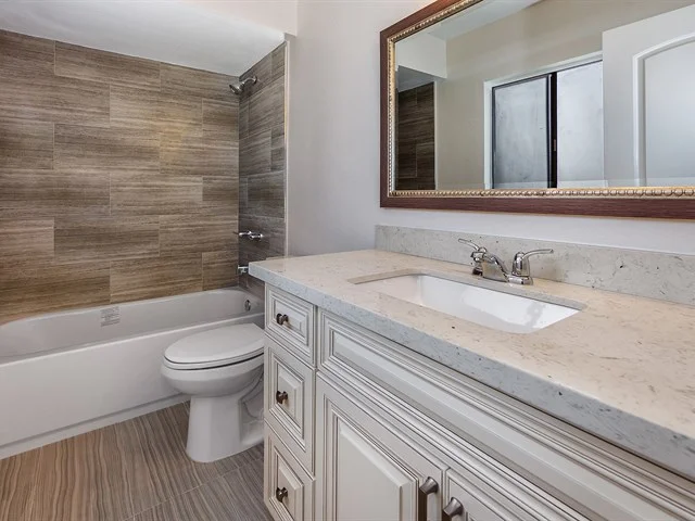 017_Bathroom .jpg