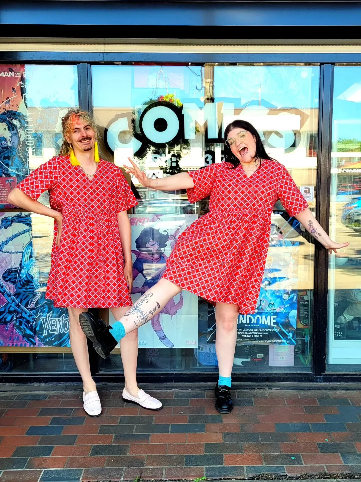 2 days of Fringe-ing left, friends, and only one week of the Birds of North America pop-up at Red Pony (50% off 😉!!)! 💙🐦

Alexis and Noah goofed around at our neighbour's across the Ave, Warp 1 Comics, in the super light-weight  Citril Finch dress