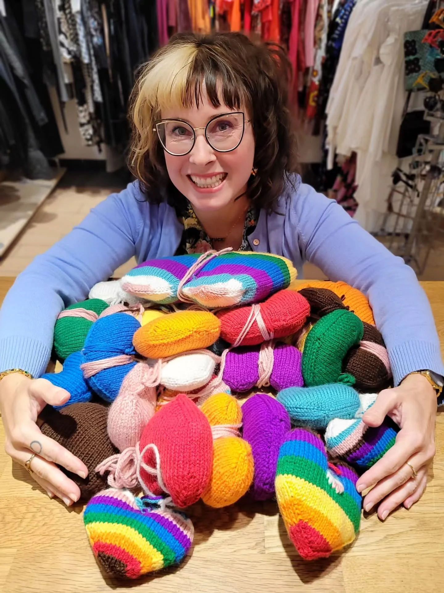 Happy Pride, friends!! Remember: you are so important and you are so loved! Take up space, trust yourself and try to get lots of sleep so you be your most awesome self! ~Yannick ❤️
PS I told Sophie the story of how the first heart I knit ended with t