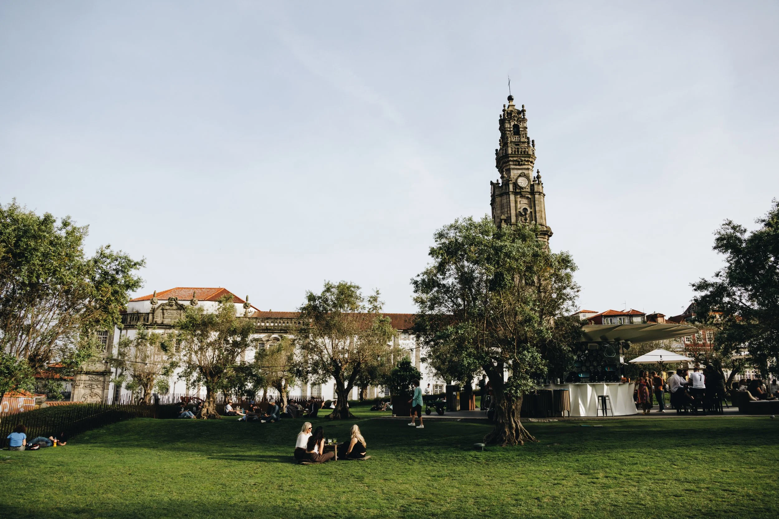 Base Porto, the garden and tables