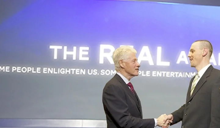 President Clinton presenting &nbsp;a Real Award to one of our U.S. Health Worker honorees.