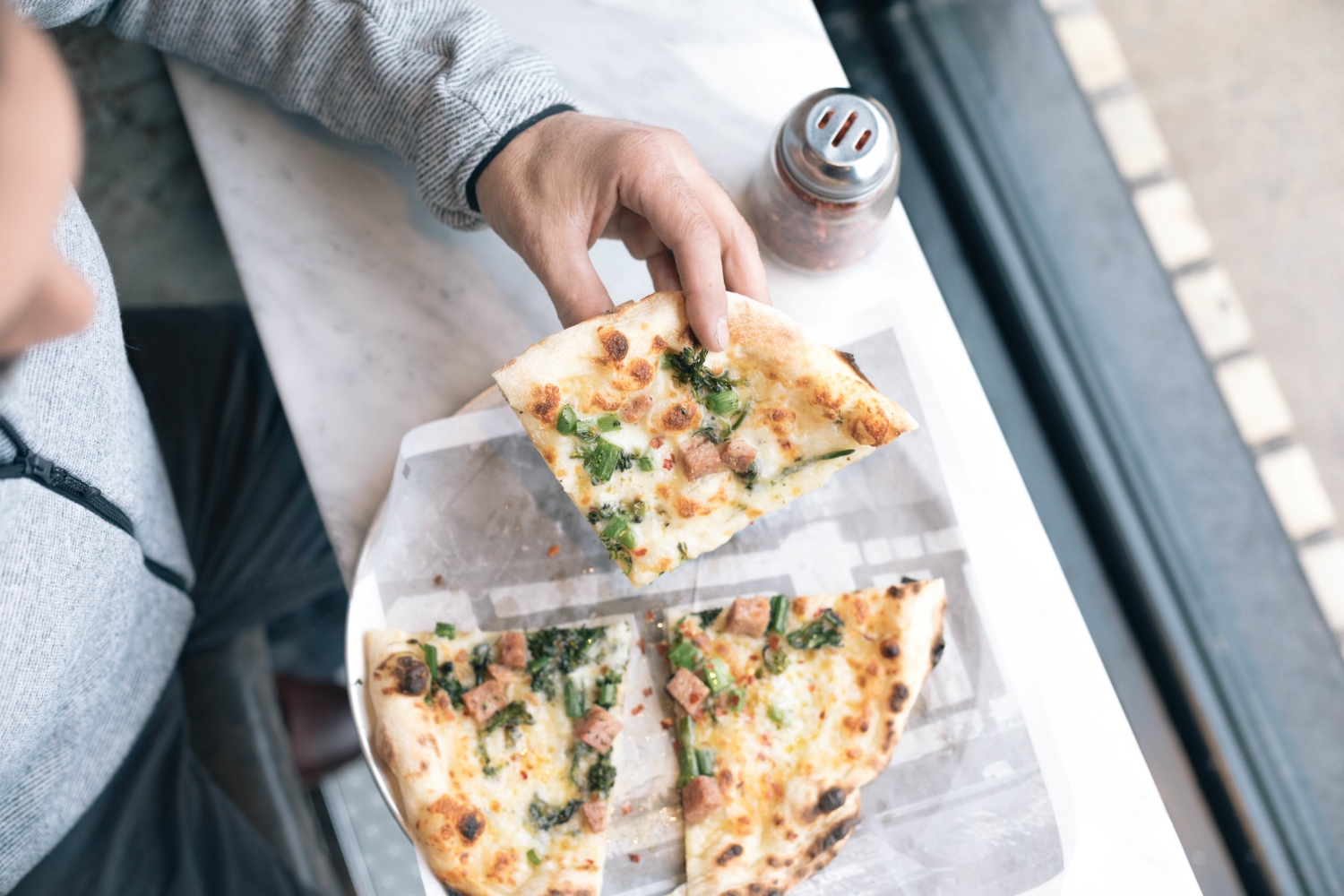 Jimena-Peck-Denver-Lifestyle-Editorial-Photographer-Lakehouse-Denver-Hands-Pizza