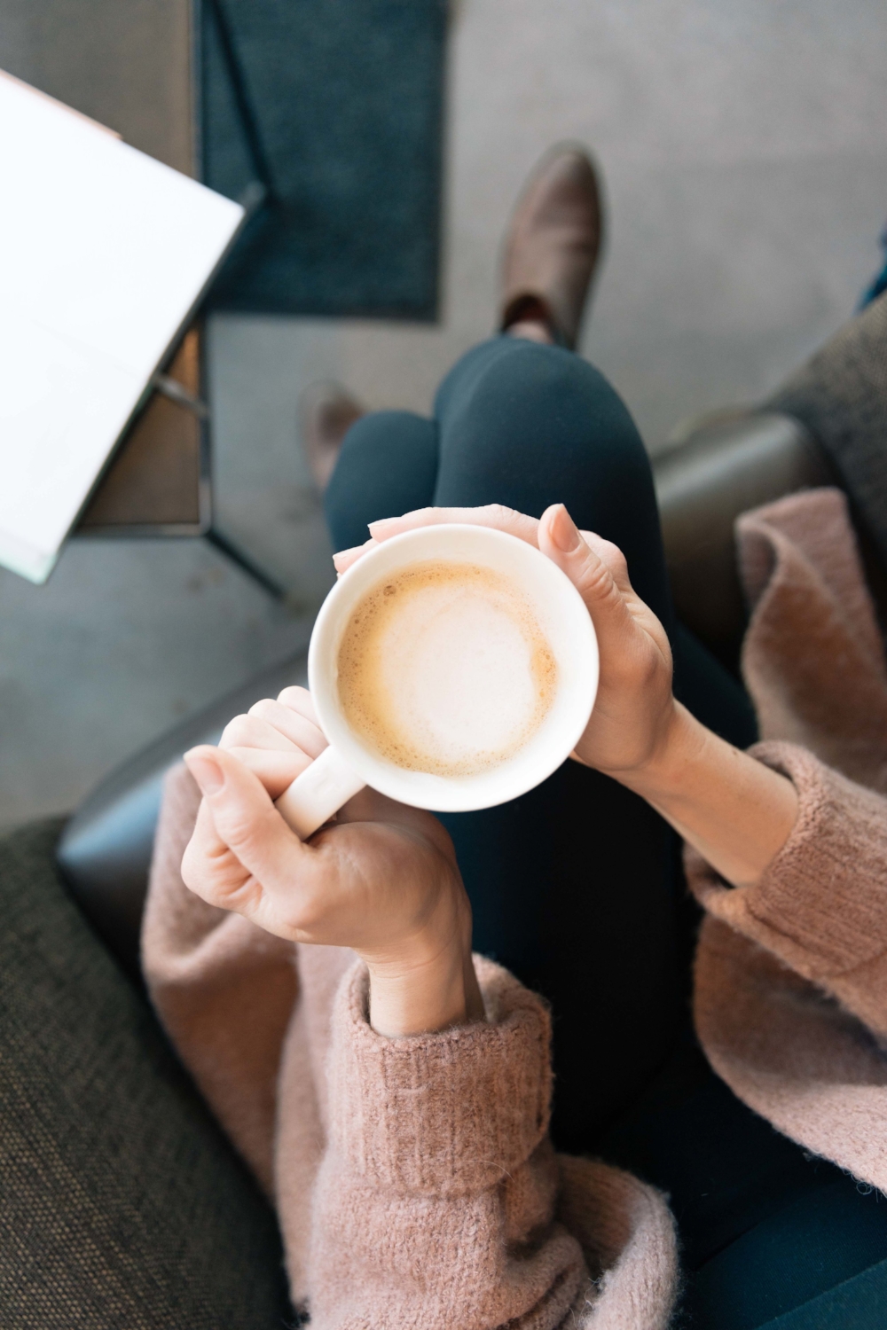 Jimena-Peck-Denver-Lifestyle-Editorial-Photographer-Lakehouse-Denver-Holding-Cup-Of-Coffee