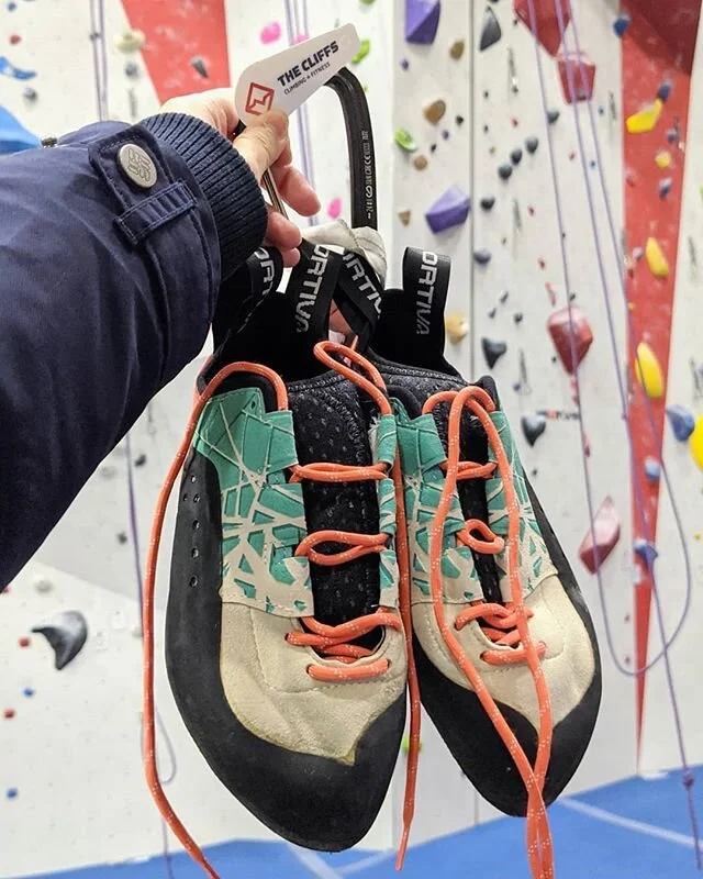 Current status #試鞋 #shoesTrying at the Cliffs.
.
New year, new shoes, new commitment, new challenges 💪
.
#爬石真係好好玩❤️