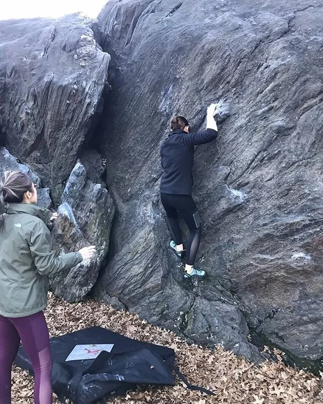 Current status #rockclimbing at Central Park
.
First time bouldering outdoor!! It felt freaky when I was on the boulder but now that I look back at the pictures, it was not that high at all🙄 Oh and then I got stuck in a crack 🤦🏻&zwj;♀️
.
📸 by @td
