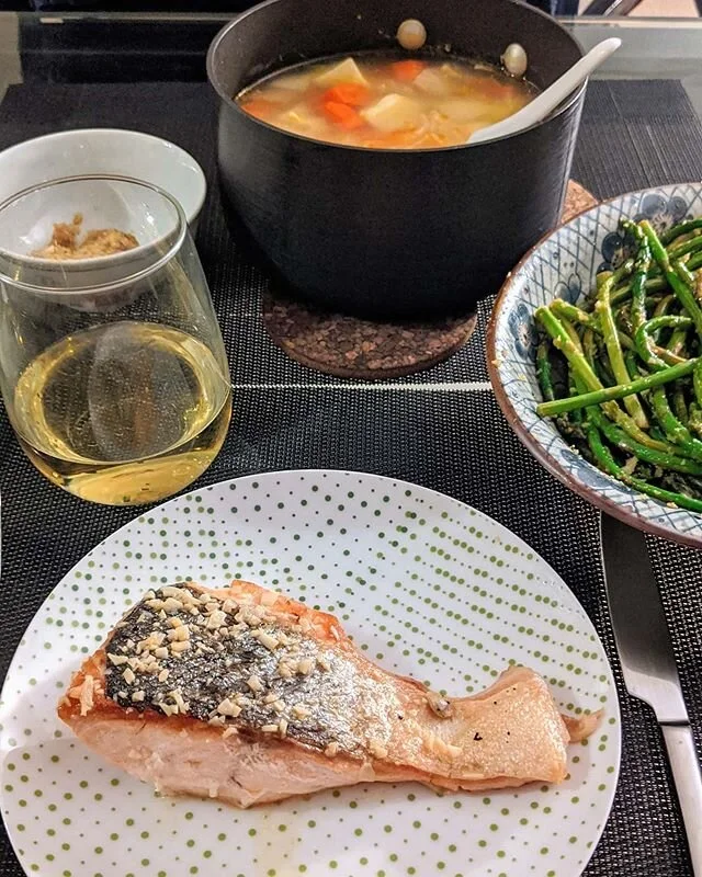 This is not the best pic I took because I was too excited for the food I COOKED! Pan seared salmon with white wine sauce, lemony asparagus, and veggie soup with chicken, all prepped and cooked by yours truly ❤️ Simple ingredients with basic seasoning