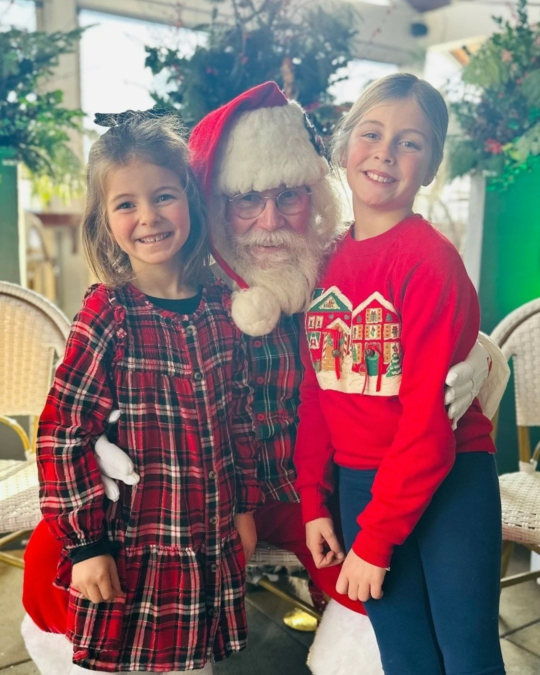 Who's excited to meet Santa today?! Santa is visiting @mix_at_sift from 11 a.m. - 1 p.m.!

Santa meet &amp; greet is complimentary. We kindly ask for any toiletries, socks or hygiene products to support Operation Fresh Start of New London County.

Le