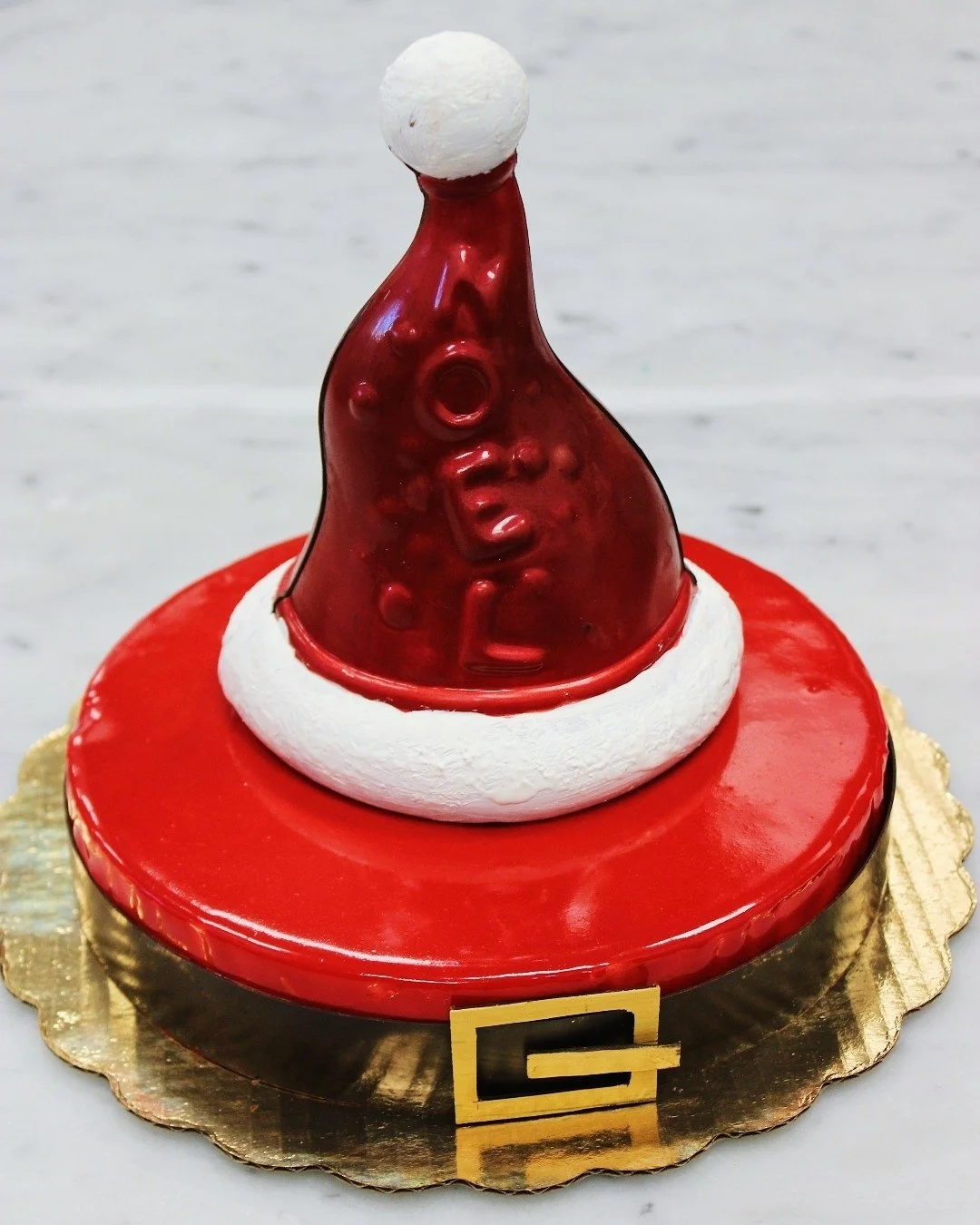 Christmas Nightcap🎅🏻 Chocolate cake, Irish whiskey ganache, espresso, chocolate mousse and a chocolate Santa hat filled with treats!

Christmas orders will be available for pick up at Sift Mystic and Niantic on Wednesday, December 24th from 7 a.m. 