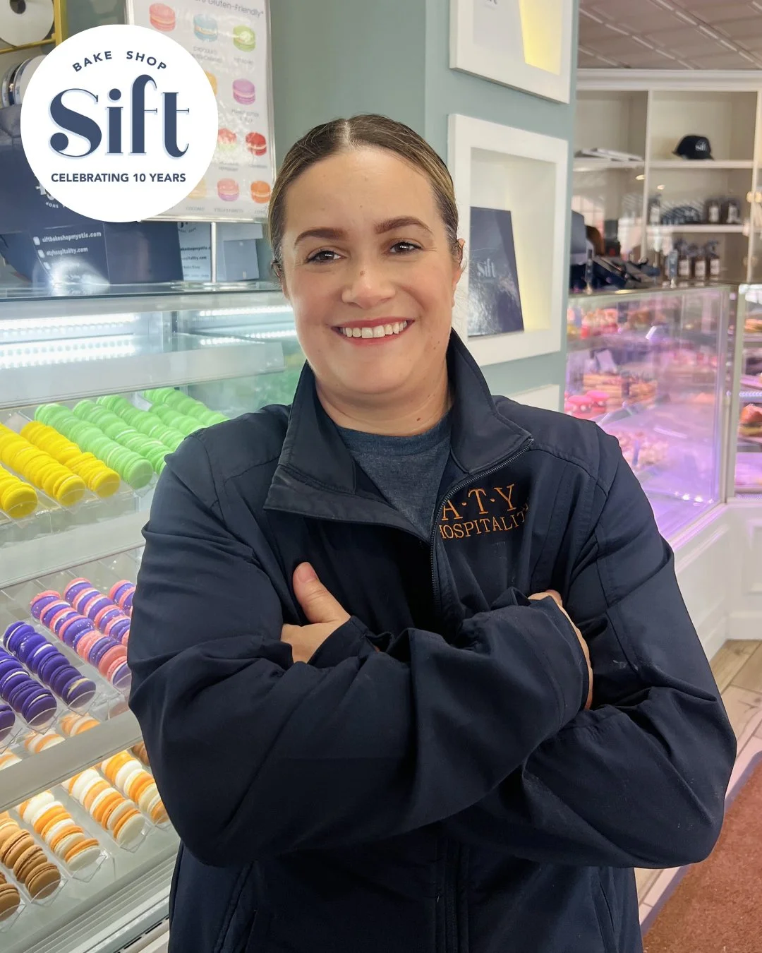 Meet the Team Monday!

Meet Pastry Chef, Marisa! Marisa has been with A.T.Y Hospitality for seven years! She currently supervises the production of macarons and is always living her best macaron life💙

Go To Sift Order:
🥐 Iced Caramel quad latte wi