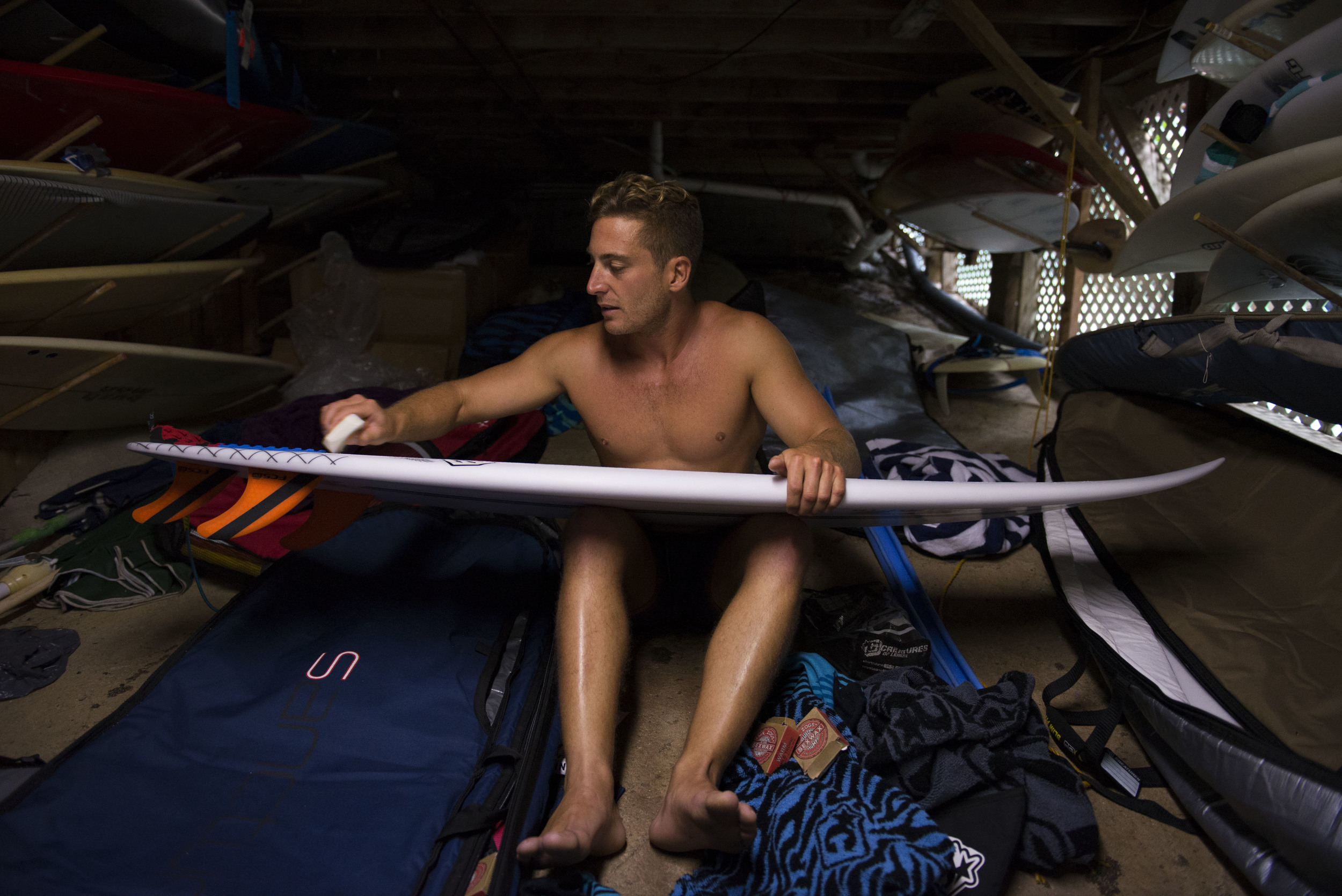 Robin Clark_Timmy Forsyth waxing his surfboard _DSC6260.jpg