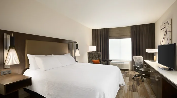 GI_kingroom01_11_698x390_FitToBoxSmallDimension_Center.jpg