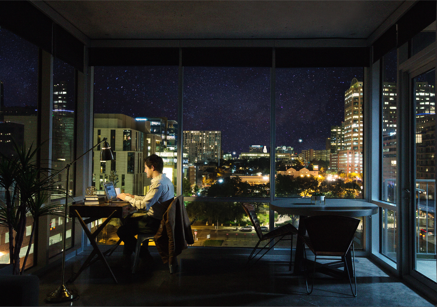 austin-texas-lifestyle-photographer-man-working-with-computer-at-night
