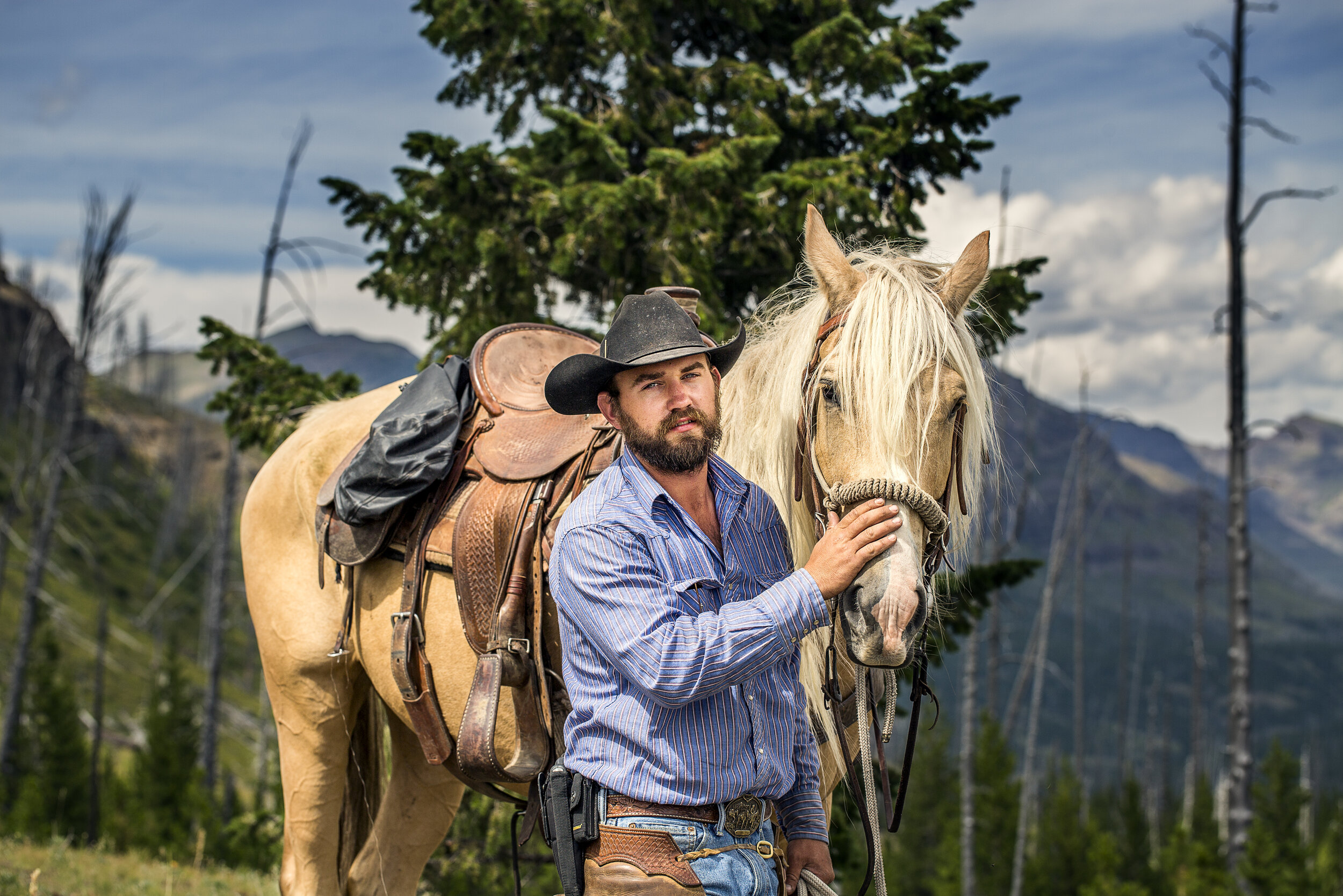 austin-texas-lifestyle-photographer-montana-cowboy-with-horse