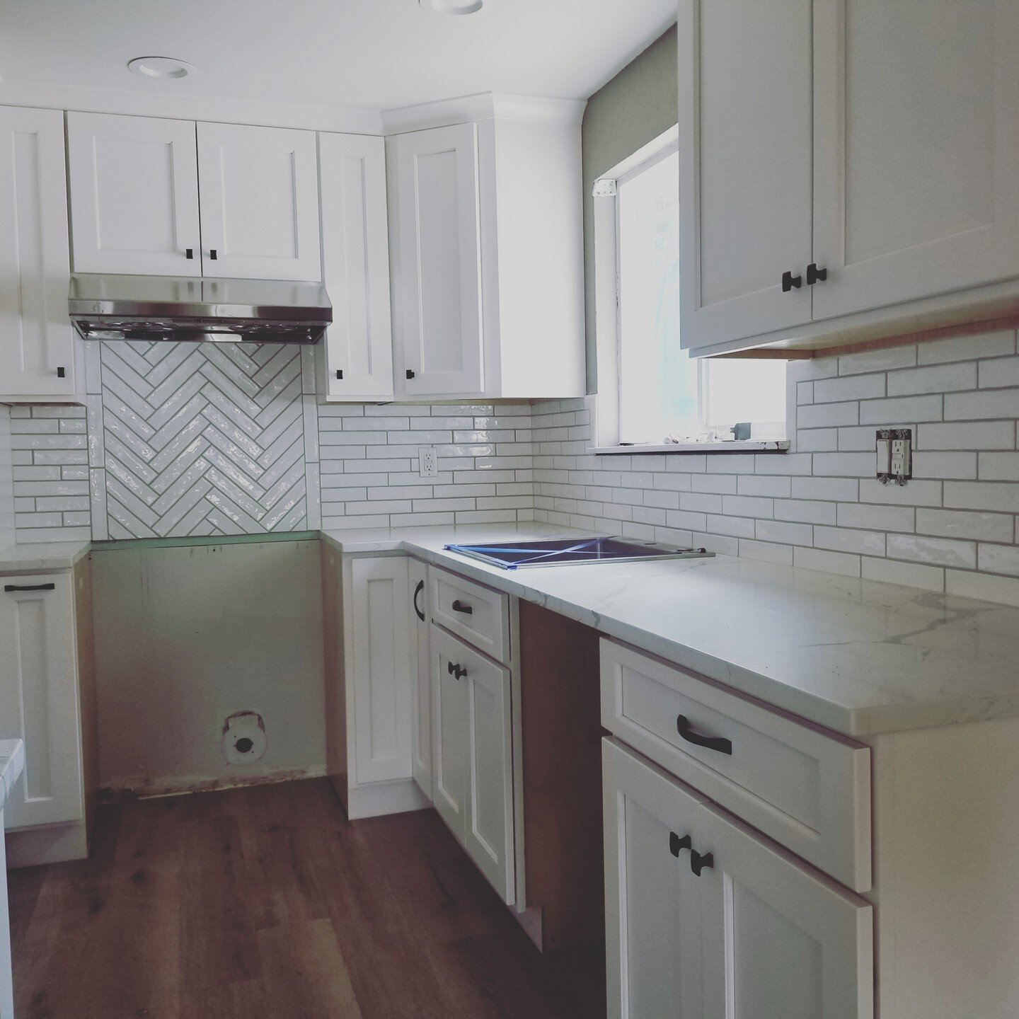This kitchen is no ordinary subway tile with the beautiful herringbone pattern behind the stove alcove.

#kitchendesign #kitchentiles #remodel #tacomahomes #subwaytile