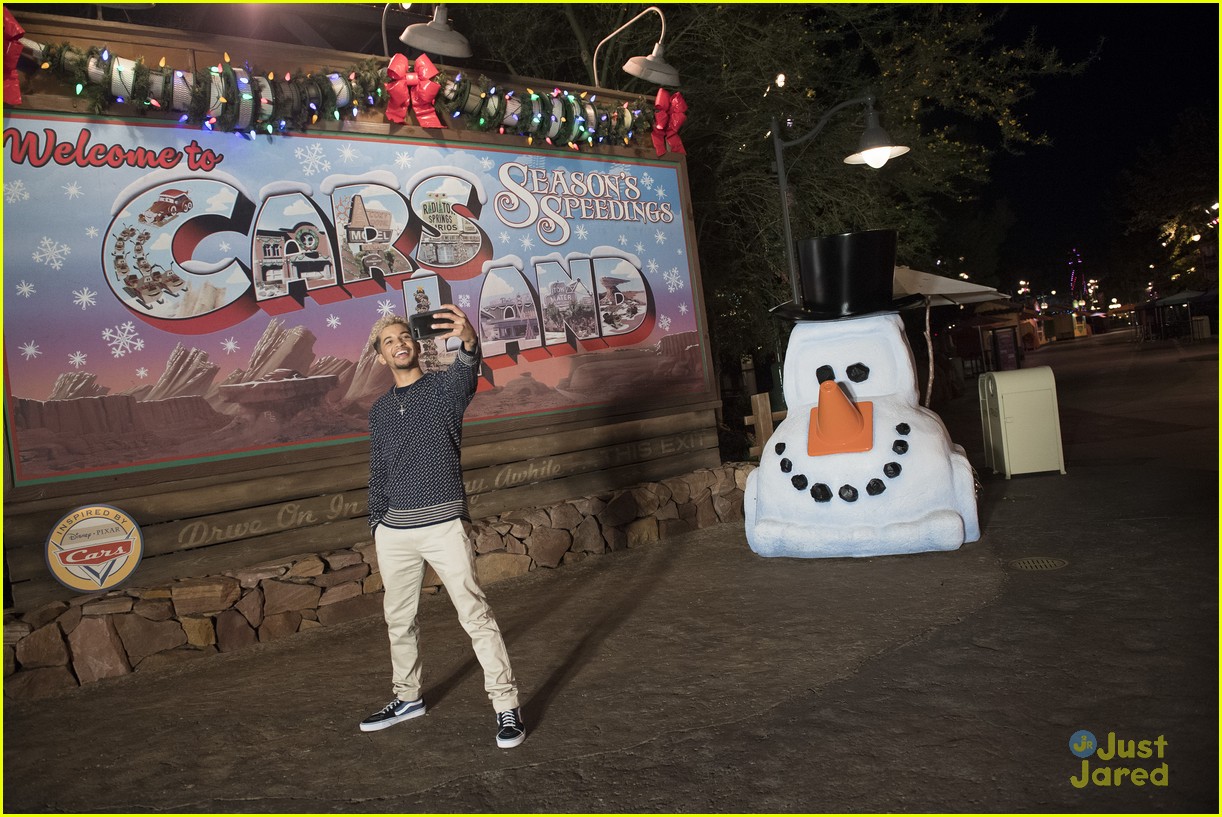 jordan-fisher-sofia-carson-decorating-disney-special-05.jpg