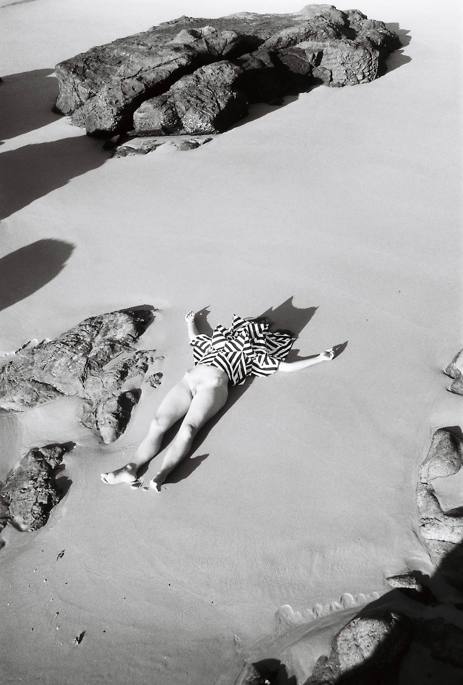 Illusion quilt over me at Coolum beach, 2016, 35mm print (photo Rhett Wyman)