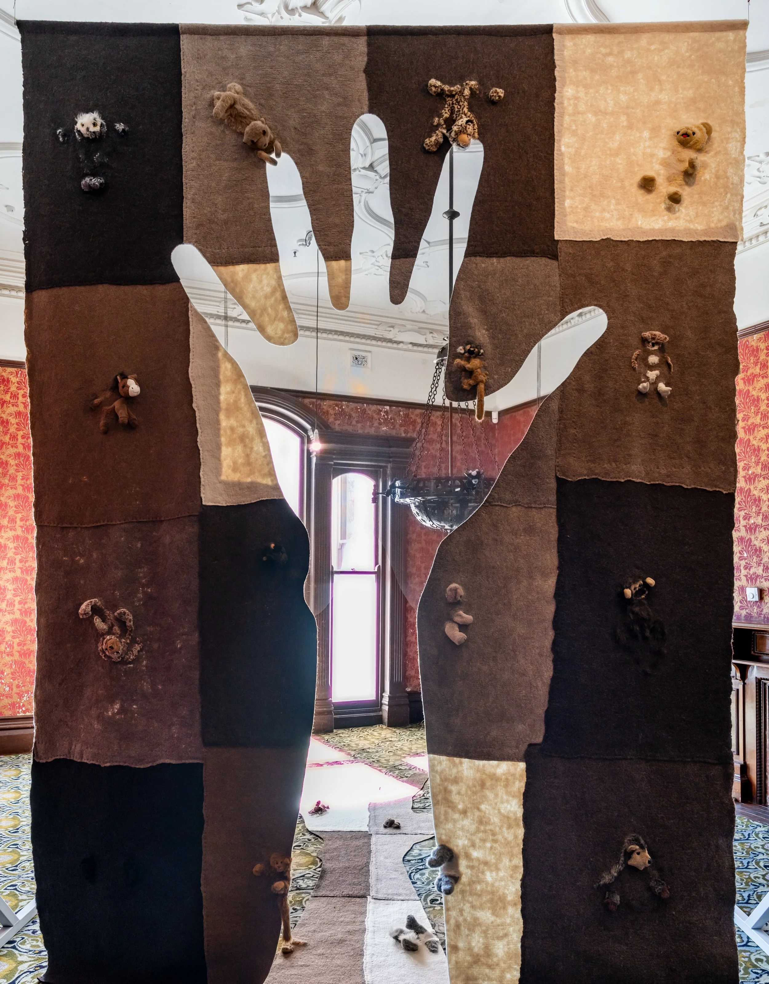 I love you, keep going, 2026

4.25m H x 3.4m W x 4.7m D

undyed wool roving from Bluefaced Leicester, Corriedale, Icelandic, Merino, and Shetland sheep, second hand soft toys, vinyl-coated fibreglass mesh, linen and polyester thread, frame: steel and