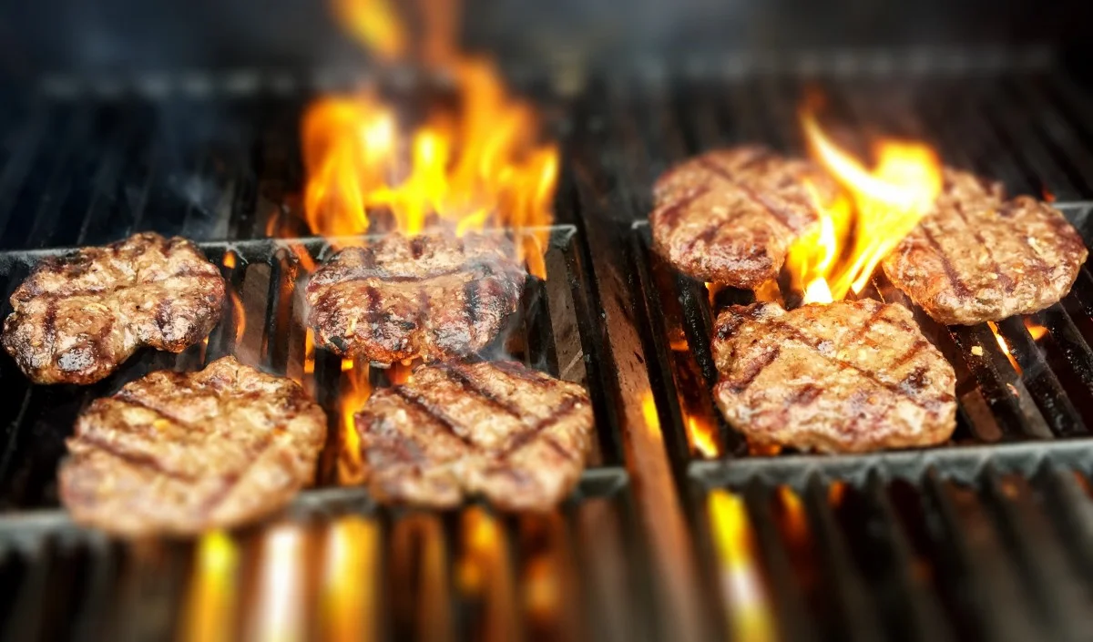 burgers_fire_grill_grilling-1366505.jpg