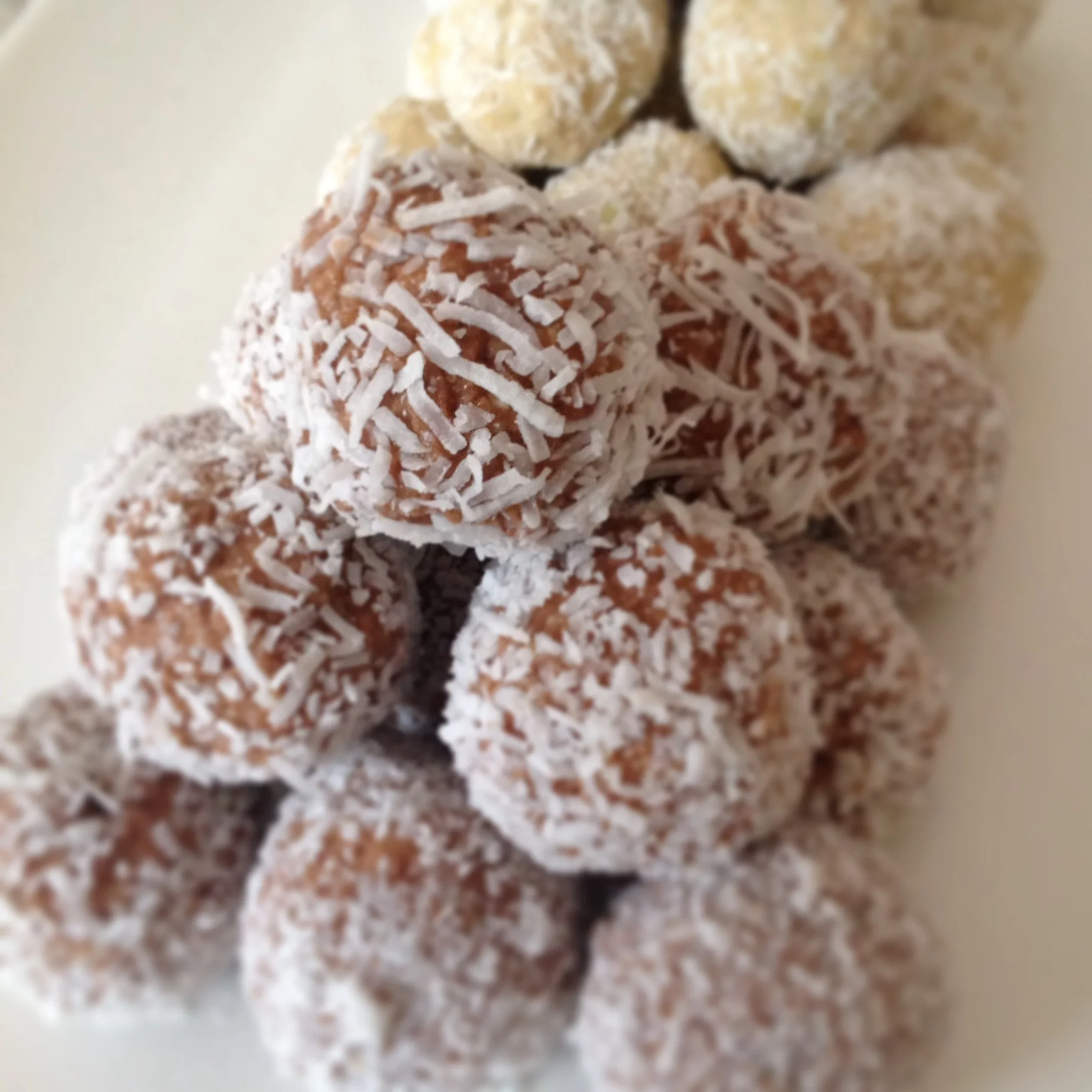 CHOCOLATE PEANUT BUTTER PROTEIN BALLS