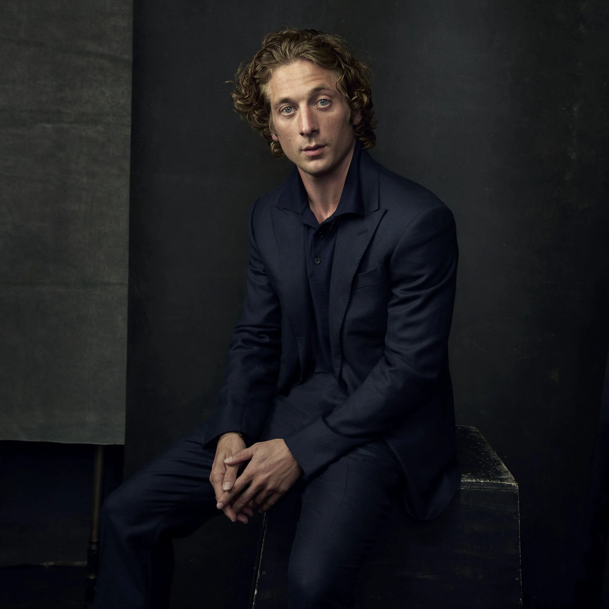 _P1_VF0924_FX_EMMYS_MATTHEW_BROOKES_13_BEAR_Jeremy_Allen_White_0748.jpg